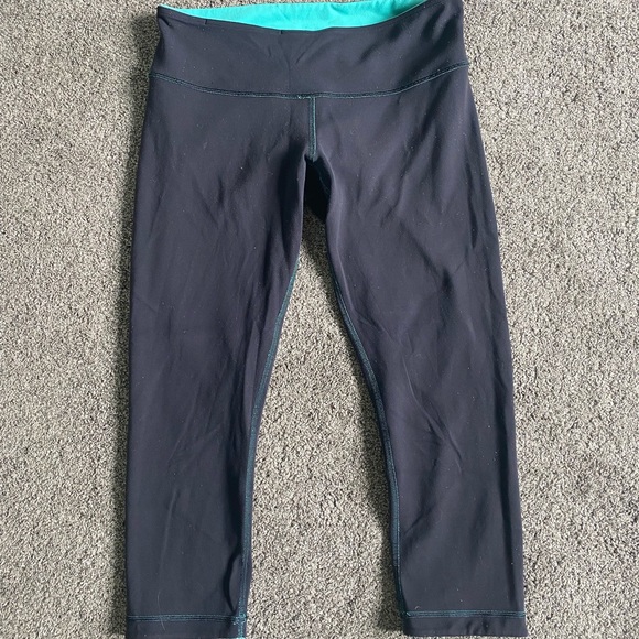 Lululemon Wunder Under reversible capris 10 - Picture 6 of 8
